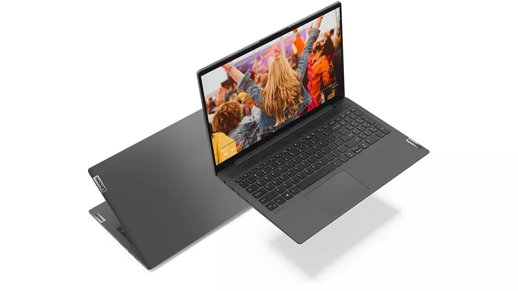 Schuin aanzicht van de bovenkant van de zwarte Lenovo IdeaPad 5 (15)-laptop