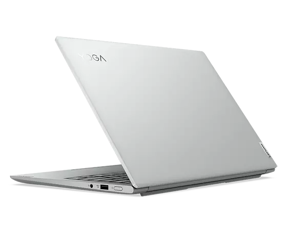 Achterkant vanaf rechts van Yoga Slim 7 Pro Gen 7 (14" AMD) laptop in een hoek, deels geopend, bovenkant, deel van toetsenbord en poorten