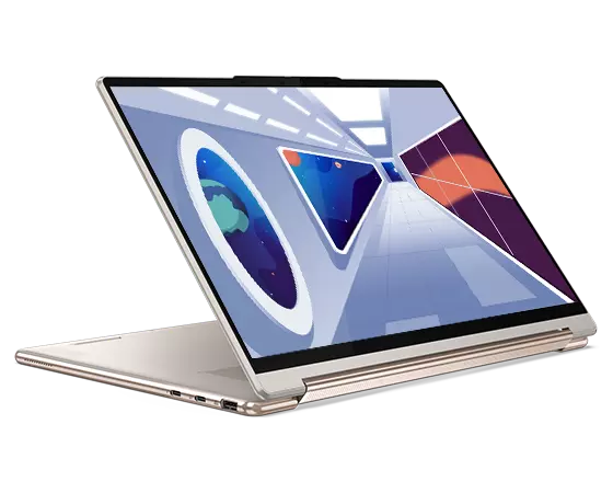 Linkeraanzicht van de Yoga 9i Gen 8 2-in-1-laptop, Oatmeal, geopend in presentatiestand, scherm met gang in ruimteschip in animatiestijl