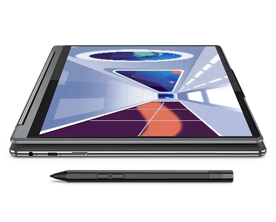 Vue latérale gauche du portable Yoga 9i Gen 8 2-en-1, coloris Storm Grey, ouvert en mode tablette, montrant l’image animée d’un couloir de vaisseau spatial affichée sur l’écran et un stylet Lenovo Precision Pen 2 (inclus)