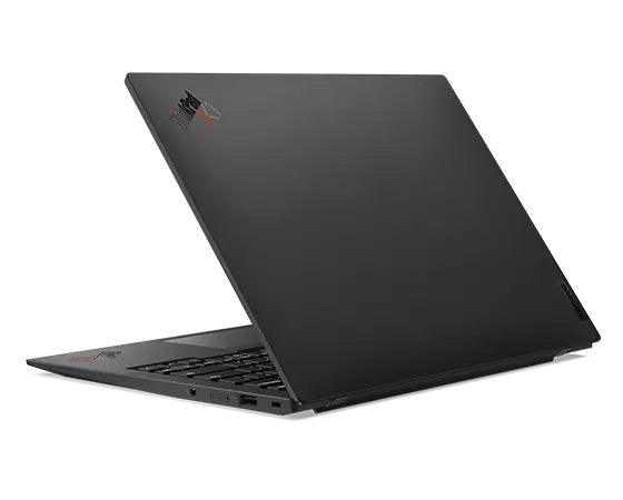 Lenovo ThinkPad X1 Carbon Gen 11 -kannettava avattuna ja hieman takaviistosta kuvattuna, näkyvissä Deep Black -viimeistely ja oikeanpuoleiset portit.