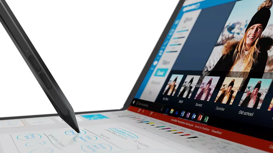 Primer plano de escritura a lápiz en la parte inferior del Lenovo ThinkPad X1 Fold abierto 90 grados