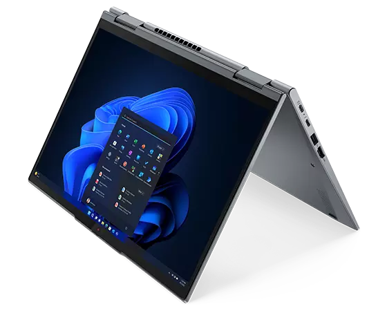 Portable Lenovo ThinkPad X1 Yoga Gen 8 2 en 1 en mode tente avec Windows 11 Pro sur l’écran et incliné pour montrer les ports du côté gauche.