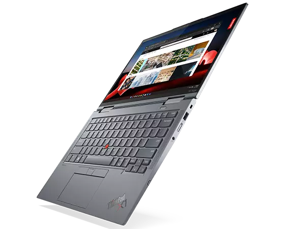 Lenovo ThinkPad X1 Yoga Gen 8 2-in-1 avattuna 180 astetta ja viistosta kuvattuna, näkyvissä näppäimistö, näyttö ja oikeanpuoleiset portit.