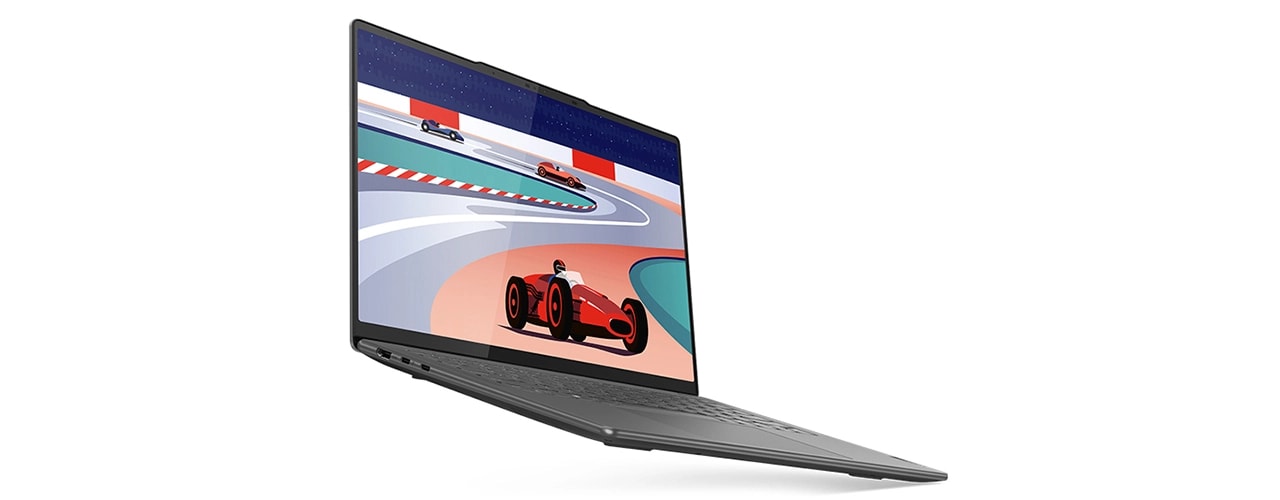 Ноутбук Lenovo Slim Pro 7 Gen 8 лицем праворуч із гоночним автомобілем на дисплеї