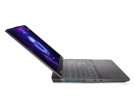 Côté droit du Lenovo LOQ 15IRH8 avec son clavier rétroéclairé blanc allumé