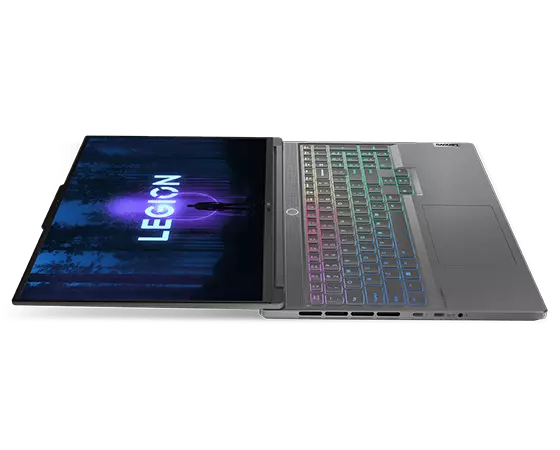 Linkeraanzicht van de Lenovo Legion Slim 7i Gen 8 (16 Intel), liggend met poorten, beeldscherm, toetsenbord en touchpad zichtbaar