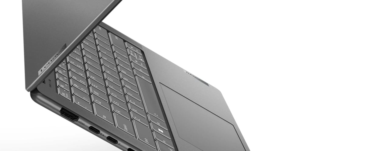 Gros plan du côté gauche d'une vue de dessus ouverte du Lenovo Yoga Pro 9i Gen 8 (14 Intel), montrant les ports