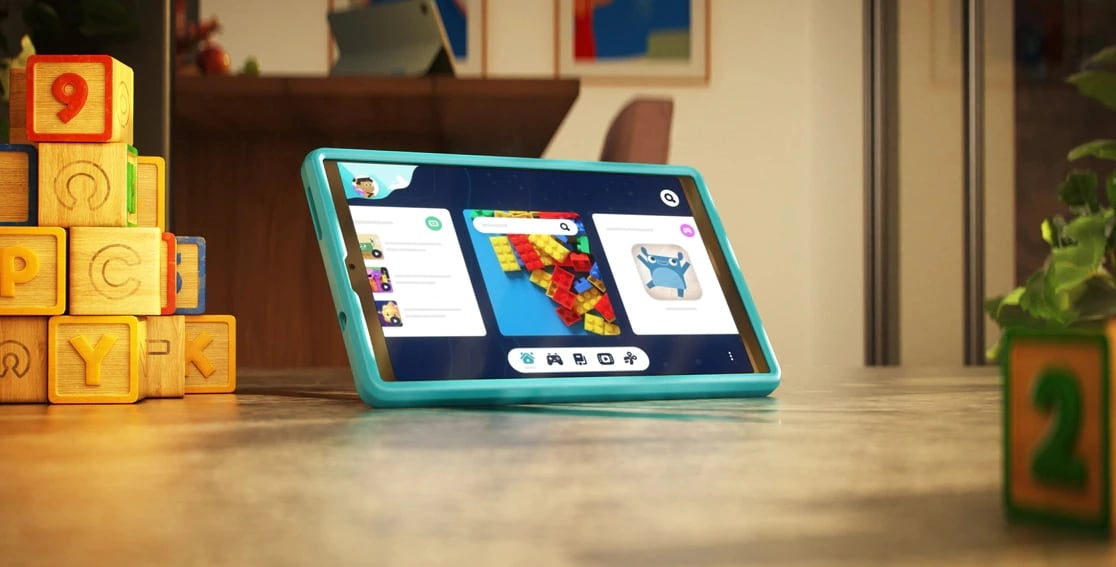 Una tablet Lenovo Tab M8 de 4.ª generación junto a juguetes para niños con una funda con soporte opcional