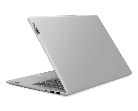 Linker achteraanzicht van een 14" Lenovo IdeaPad Slim 5 AMD, 45 graden geopend, met Lenovo-logo op de bovenkant en een glimp van het toetsenbord.