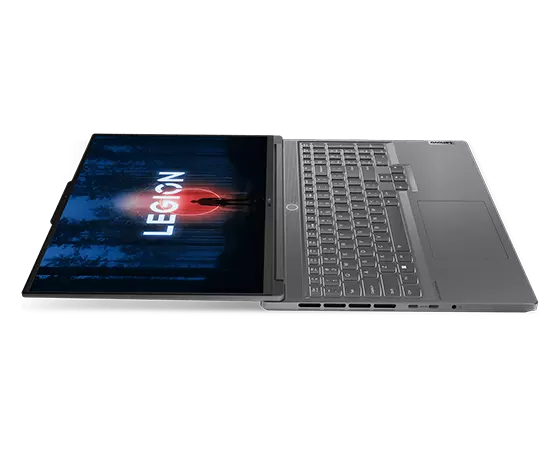 Lenovo Legion Slim 7 Gen 8 (16" AMD) set fra venstre og fladt liggende med fokus på porte, skærm, tastatur og touchpad