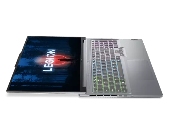 Lenovo Legion Slim 5 Gen 8-laptop in 180-graden stand met beeldscherm ingeschakeld en RGB-toetsenbord