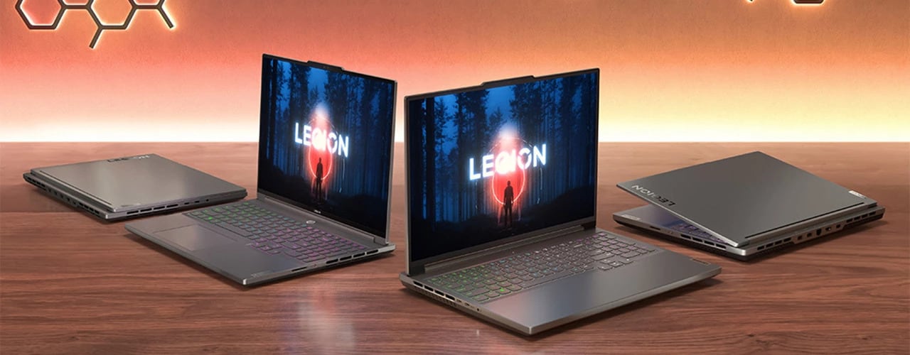 Quatre ordinateurs portables Lenovo Legion Slim 5 Gen 8 sur un bureau
