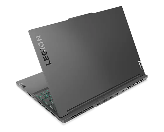 Lenovo Legion Slim 7 Gen 8 (16" AMD) set bagfra fra højre, åben med fokus på porte i højre og venstre side