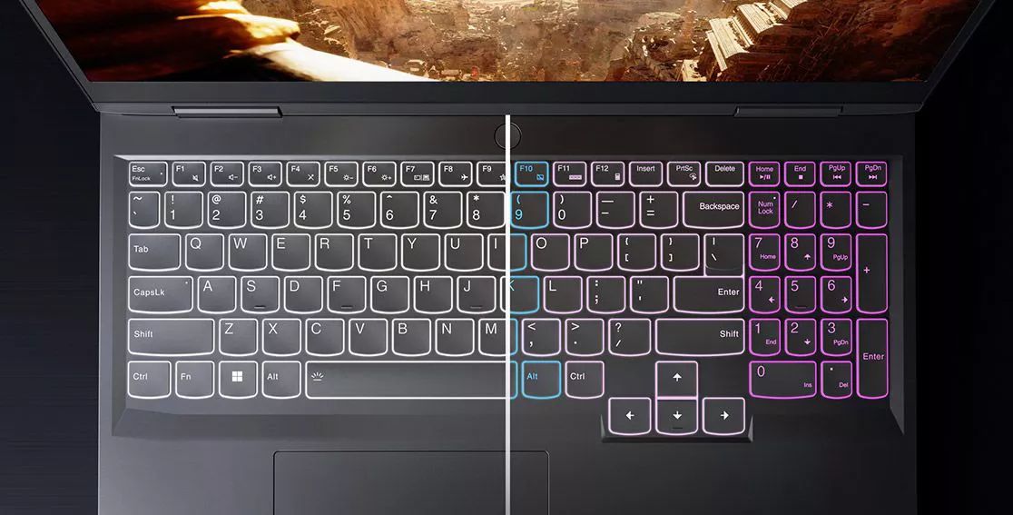 Vista de pájaro del teclado Lenovo LOQ 15IRH8 con la retroiluminación encendida, un lateral blanco y el otro lateral RGB