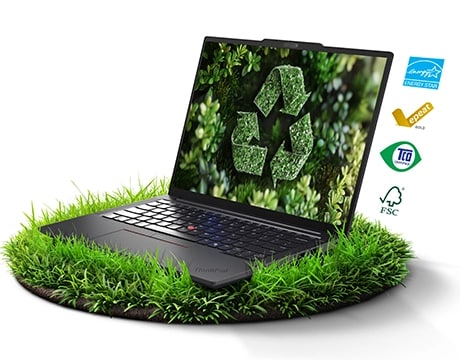 Lenovo ThinkPad E14 Gen 7 (14 吋 Intel) 筆記型電腦放在一圈草地上 – 右前視圖，機蓋打開，螢幕上顯示由植物物料製成的回收標誌，多個可持續性認證圖示漂浮在螢幕右側。